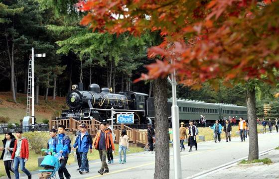 The ″Veterans Trail″ inside the grounds of the Daejeon National Cemetery [JOONGANG ILBO]