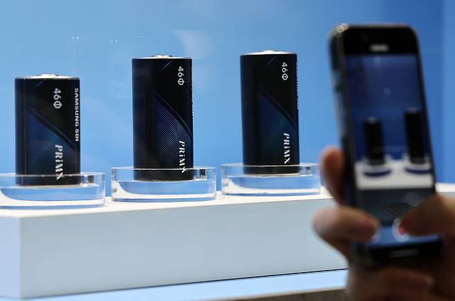 지난 3월 서울 강남구 코엑스에서 열린 인터배터리 2025의 삼성SDI 부스에서 관람객이 원형 배터리 사진을 찍고 있다. [연합뉴스]