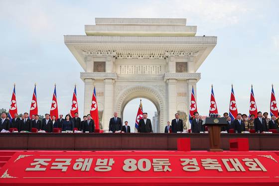 North Korean leader Kim Jong-un faces the crowd at a commemorative rally in Pyongyang’s Arch of Triumph plaza to mark the 80th anniversary of Liberation Day on Aug. 14. [NEWS1]