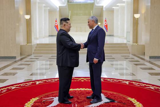North Korean leader Kim Jong-un greets Russian State Duma Chairman Vyacheslav Volodin as Volodin visited Pyongyang to attend a commemorative ceremony to mark the 80th anniversary of Liberation Day on Aug. 15. [NEWS1]