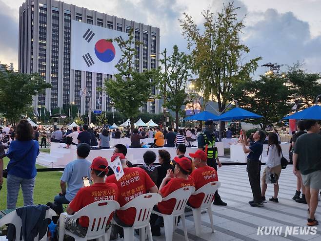 이재명 대통령의 국민임명식을 보기 위해 15일 많은 시민들이 광화문 광장에 몰려들었다. 전재훈 기자