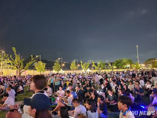 광복 80주년인 15일 저녁 서울 광화문광장에서 열린 제21대 대통령 국민임명식 '광복 80주년, 국민주권으로 미래를 세우다' 행사장이 인파로 붐비고 있다. 전재훈 기자