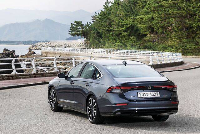 혼다 어코드의 뒷모습. 쿠페 형태의 날렵한 실루엣을 갖췄다. 이용상 기자