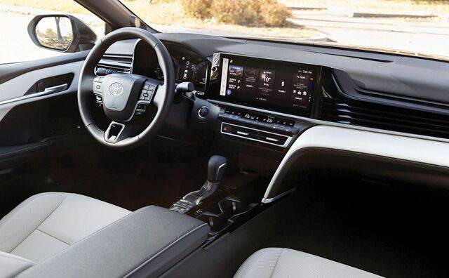 캠리의 내부 모습. 변속기가 어코드와 마찬가지로 기어봉 형태다. 토요타코리아 제공