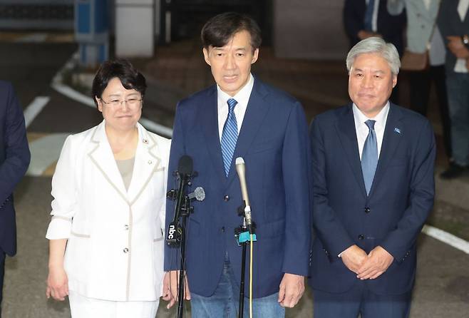 조국 전 조국혁신당 대표가 15일 광복절 특별사면·복권 조치로 출소하며 서울 구로구 남부교도소에서 출소하며 대국민 인사를 하고 있다. 연합뉴스