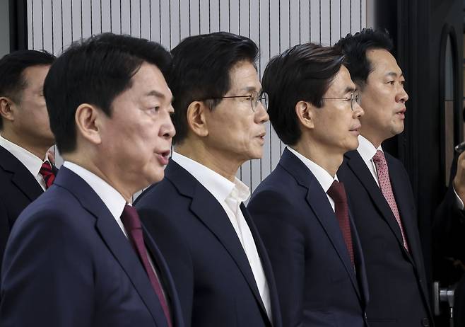 국민의힘 안철수(왼쪽부터), 김문수, 조경태, 장동혁 당대표 후보들이 14일 오후 서울 여의도 국민의힘 중앙당사에서 열린 제6차 전당대회 수도권·강원·제주 합동연설회에서 국민의례를 하고 있다. 연합뉴스