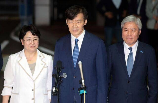 조국 전 조국혁신당 대표가 15일 0시 석방 직후 서울남부교도소 앞에서 소감을 밝히고 있다. 연합뉴스