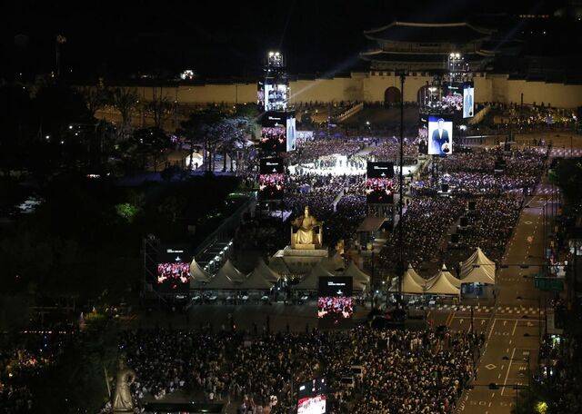 ‘제21대 대통령 국민임명식’이 15일 밤 서울 광화문광장에서 열리고 있다. 이국종 국군대전병원장과 영화배우 조진웅씨 등 국민대표 80명이 이재명 대통령에게 자필로 작성한 국민임명장을 수여했다. 연합뉴스