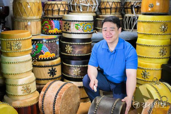 한수산씨가 임선빈 국가무형유산 악기장 보유자와 그의 아들인 임동국 경기도무형유산 악기장 전승교육사와 함께 작업한 북 사이에서 고수로서의 모습을 보여주고 있다. 윤원규기자