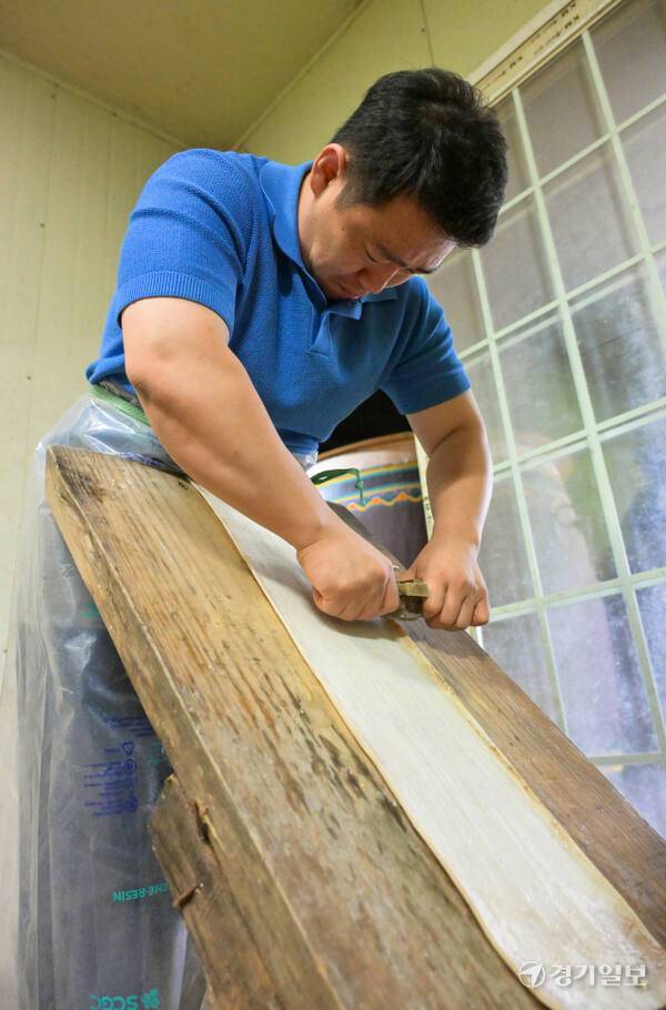 한수산씨가 ‘무두질’을 하고 있다. 이는 생가죽에서 지방, 털 등을 제거해 내구성과 유연성을 부여하는 것으로 울림통에 올라갈 가죽덮개를 만드는 과정이다. 가죽의 상태, 덮개의 굵기 등에 따라 세밀하게 소리는 달라진다. 윤원규기자