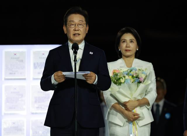 이재명 대통령이 15일 오후 광화문광장에서 열린 제21대 대통령 국민임명식 '광복 80년, 국민주권으로 미래를 세우다'에서 국민 대표들로부터 '빛의 임명장'을 받은 뒤 대국민 감사 인사를 전하고 있다. 연합뉴스