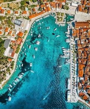 흐바르섬 항구, 에메랄드빛 바다 위에 요트들이 가득한 풍경 / 사진=크로아티아관광청