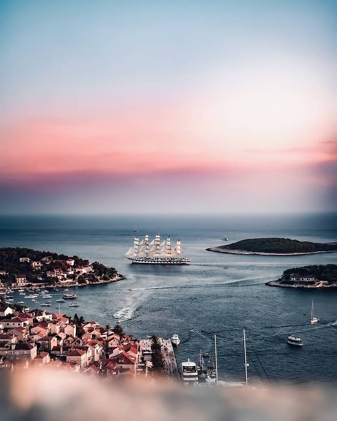 밤이 되면 더욱 화려해지는 흐바르섬의 항구에 정박한 럭셔리 요트들 / 사진=크로아티아관광청