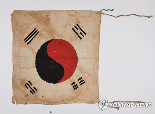 일장기를 개조해 만든 것으로 알려진 태극기. 이 태극기는 붉은색 일장기에 청색의 태극을 덧칠하고 4괘를 그려 넣었다. 2차 세계대전에 참전했던 한 미군 병사가 습득한 것으로 전해졌다. 연합뉴스