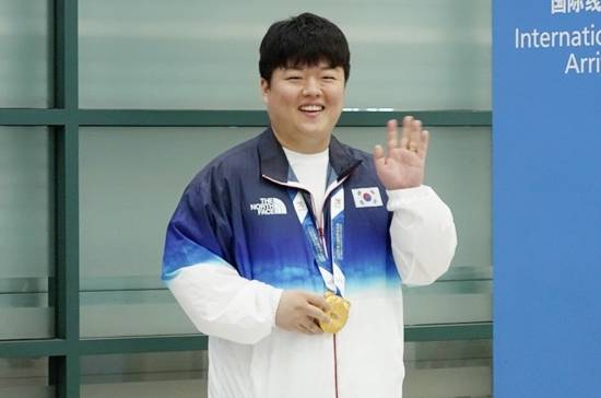 국가대표팀 트레이닝복 차림의 조명우가 환하게 웃으며 입국장을 빠져나오고 있다. (사진=대한당구연맹)