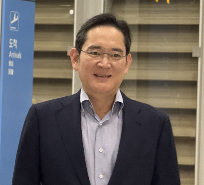 이재용 삼성전자 회장이 약 17일간의 미국 출장을 마치고 15일 새벽 인천국제공항을 통해 입국하고 있다. 연합뉴스