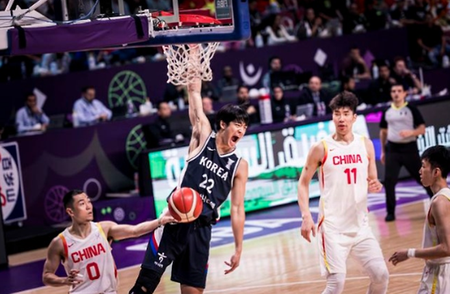 덩크슛을 터뜨리고 있는 여준석. 사진=FIBA 제공