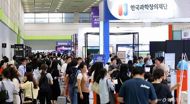 13일 서울 강남구 삼성동 코엑스에서 열린 '제16회 2025 에듀플러스위크 미래교육박람회'를 찾은 관람객들이 전시 부스를 둘러보고 있다.  '2025 에듀플러스위크 미래교육박람회'는 한국과 미국, 영국, 폴란드, 싱가포르 등 15개국 170여 교육기업·기관·단체가 참여해 2000여 교육솔루션을 전시하며 오는 15일까지 진행된다. /사진=김창현 기자 chmt@