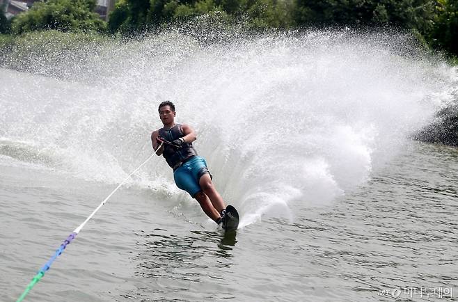 전국적으로 무더위가 계속되고 있는 가운데 지난 12일 오후 서울 압구정 리버시티수상스키장을 찾은 시민이 수상스키를 타며 더위를 식히고 있다. /사진=홍봉진기자 honggga@