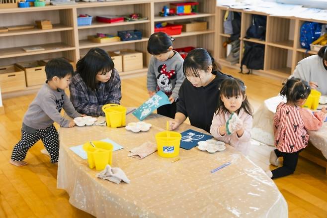 지난 7일 일본 도쿄에서 약 600㎞ 떨어진 오카야마현 나기초(奈義町)에 위치한 육아 지원시설인 '차일드홈'. 지역에서 아이를 키우는 부모라면 누구든 아이들을 맡길 수 있다. 이 시설에는 고령의 어르신과 선배 부모님들이 육아를 돕고 있다. / 사진=일본 나기초(奈義町) 사무소