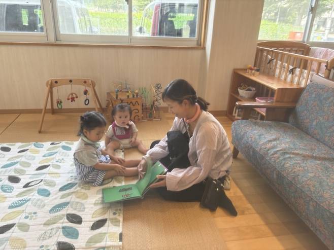 지난 7일 일본 도쿄에서 약 600㎞ 떨어진 오카야마현 나기초(奈義町)에 위치한 육아 지원시설인 '차일드홈'. 지역에서 아이를 키우는 부모라면 누구든 아이들을 맡길 수 있다. 이날 딸 2명과 차일드홈에 방문한 다케모토 나오미씨는 "첫째 아이는 생후 3개월 때부터 이곳에서 신세를 졌다"며 "아이를 낳고 육아 걱정이 많았지만 같은 나이대의 엄마들과 만나 이야기를 나누며 자연스럽게 어려움을 극복할 수 있었다"고 말했다. / 사진=김인한 기자