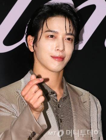 씨엔블루 정용화가 지난해 3월 서울 중구 신라호텔에서 진행된 부티끄 브랜드 브리오니 포토콜 행사에 참석해 포즈를 취하고 있다. /사진=김창현