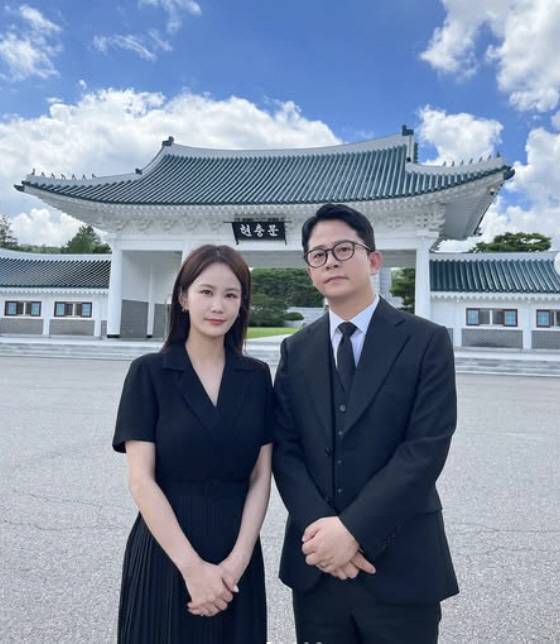 김지민, 김준호 부부가 현충원 앞에서 사진 촬영을 하는 모습./사진=김지민 SNS화면캡쳐