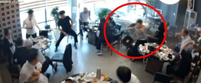 한 식당으로 차량이 돌진해 80대 여성이 사망하는 사고가 발생했다. 사진은 사고 당시 CCTV(폐쇄회로TV)영상 화면캡쳐./사진=한문철TV 화면캡쳐