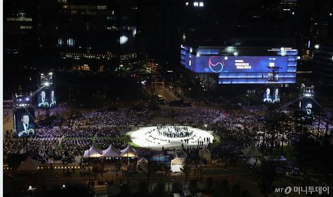 [서울=뉴시스] 김명원 기자 = 이재명 대통령이 15일 오후 서울 종로구 광화문 광장에서 열린 '광복 80년, 국민 주권으로 미래를 세우다' 제21대 대통령 국민 임명식에서 국민임명장을 받은 후 감사인사를 하고 있다. 2025.08.15. kmx1105@newsis.com /사진=김명원