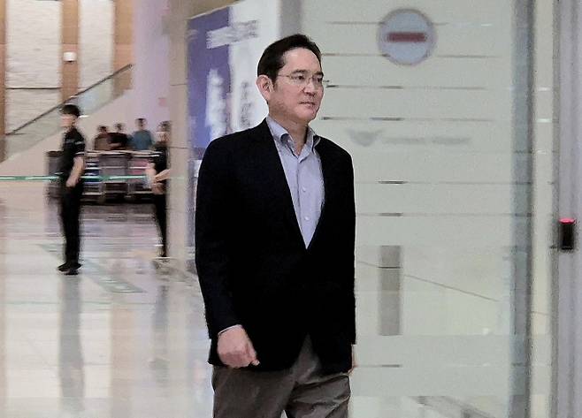 이재용 삼성전자 회장이 15일 새벽 미국 출장을 마치고 인천국제공항을 통해 귀국하고 있다. /사진=뉴스1