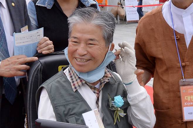 '새 박사' 윤무부 경희대 생물학과 명예교수가 15일 0시 1분 경 경희의료원에서 세상을 떠났다. 향년 84세.  윤 교수는 지난 2006년 뇌경색으로 쓰러진 뒤 재활에 성공했지만, 지난 6월 재발해 투병해왔다.  사진은 지난 2015년 6월 서울 광화문광장에서 열린 '주한외국대사관의 날'행사에 참석한 윤무부 교수 모습. /사진=뉴스1