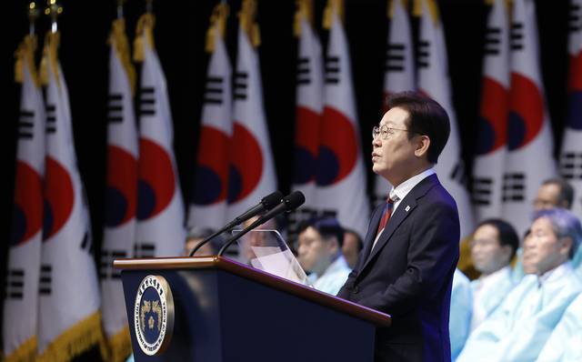 이재명 대통령이 15일 서울 세종문화회관에서 열린 80주년 광복절 경축식에서 경축사를 하고 있다.  연합뉴스