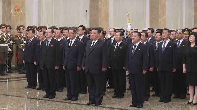 김정은 북한 국무위원장이 2025년 7월 8일 김일성 주석 사망 31주기를 맞아 금수산태양궁전을 참배하고 있다. 김 위원장은 이날 0시 금수산태양궁전을 찾았으며 박태성, 최룡해, 조용원 등 당 중앙위원회 정치국 상무위원 및 당정 간부 등이 동행했다. (사진=조선중앙TV 캡쳐) 뉴시스
