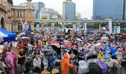 15일 서울역 광장에서 8.15 국가정상화를 위한 광화문 국민대회가 열리고 있다. 연합뉴스