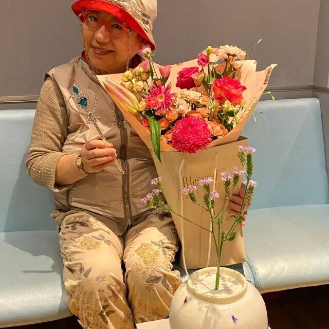 '국민 가수' 양희은이 73번 째 생일(8월 13일)을 맞아 선물 받은 꽃다발과 항아리 케이크를 공개했다. / 양희은 소셜미디어