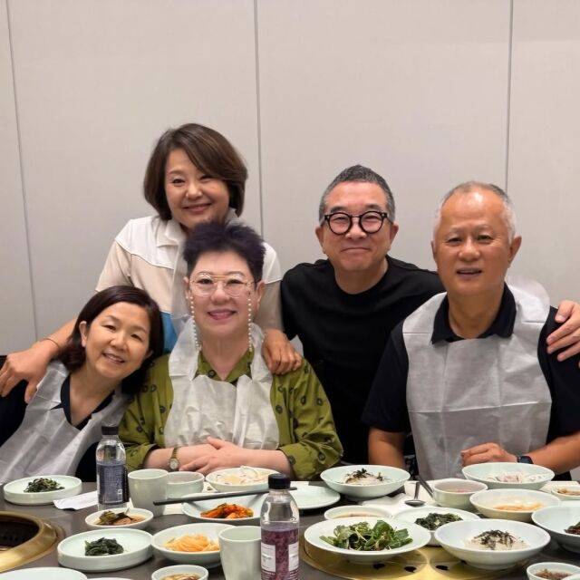 지난 9일 올해 73번 째 생일을 맞은 양희은이 4일 앞당겨 미리 후배들과 즐거운 시간을 보냈다. 왼쪽부터 코미디어 이성미, 양희은, 가수 김수철, 배우 송승환, 뒷줄엔 방송인 최유라. /양희은 소샬미디어