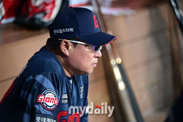 2025년 8월 2일 오후 서울 고척스카이돔에서 열린 '2025 신한 SOL뱅크 KBO 리그' 롯데 자이언츠와 키움 히어로즈의 경기. 롯데 김태형 감독이 경기를 지켜보고 있다./마이데일리