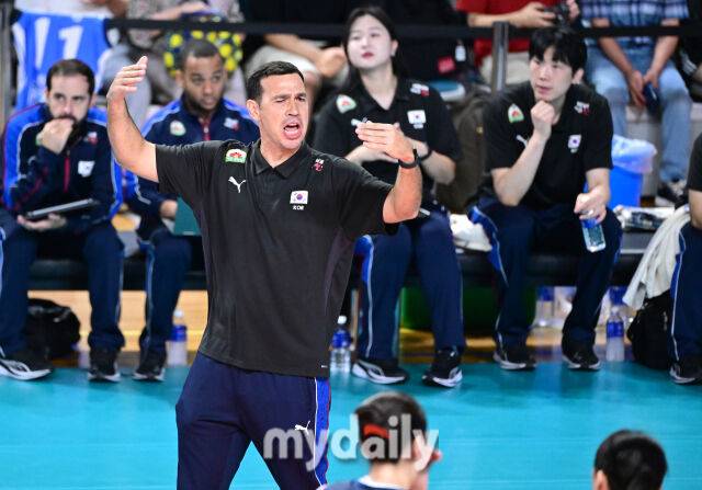 2025년 8월 15일 경상남도 진주실내체육관에서 '2025 코리아인비테이셔널 진주 국제여자배구대회' 대한민국과 스웨덴의 경기가 열렸다. 대한민국 모랄레스 감독이 선수들을 격려하고 있다./진주=유진형 기자