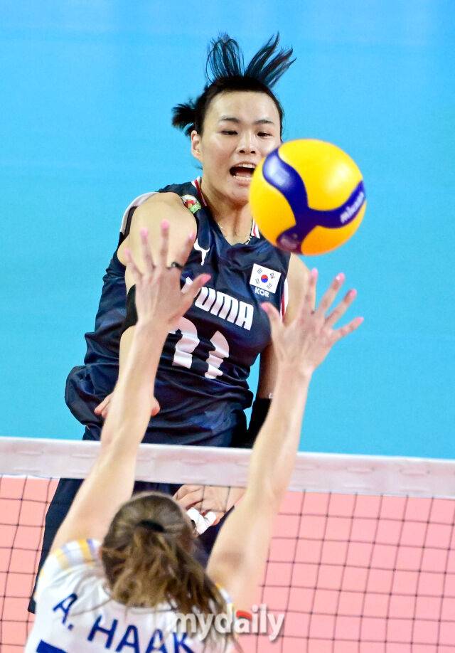 2025년 8월 15일 경상남도 진주실내체육관에서 '2025 코리아인비테이셔널 진주 국제여자배구대회' 대한민국과 스웨덴의 경기가 열렸다. 대한민국이 문지윤이 스파이크를 하고 있다./진주=유진형 기자