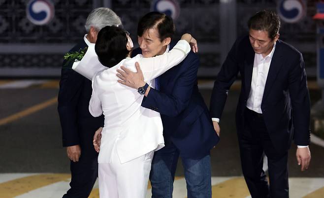 조국 조국혁신당 전 대표가 15일 광복절 특별사면·복권 조치로 출소하며 서울 구로구 남부교도소를 나서며 김선민 당 대표 권한대행과 포옹하고 있다. [연합]