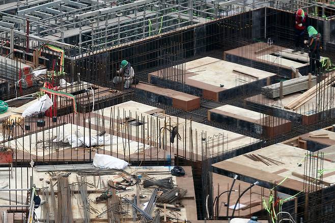 정부가 건설 현장의 불법 하도급에 대한 집중 단속에 나선 11일 서울 시내 한 아파트 건설 현장에서 작업자들이 작업을 하고 있다. [연합]