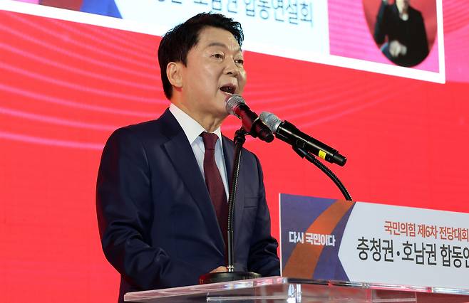 13일 오후 대전 서구 배재대학교에서 열린 국민의힘 충청·호남권 합동연설회에서 당 대표 후보로 나선 안철수 후보가 연설하고 있다. [연합]