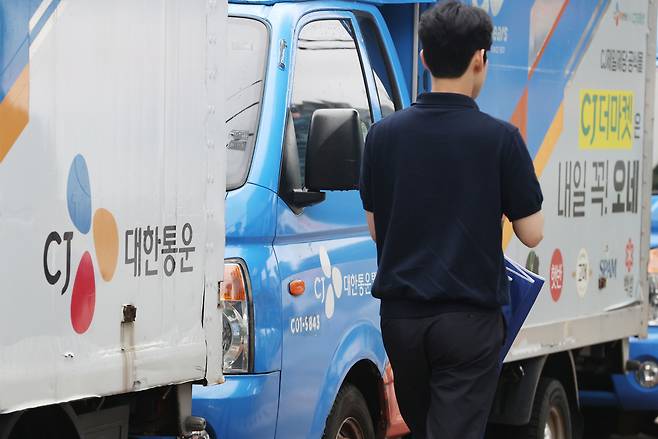 택배 기사 휴무일 ‘택배 없는 날’인 지난 14일 서울의 한 택배 터미널에 배송 차량이 주차돼 있다. [연합]