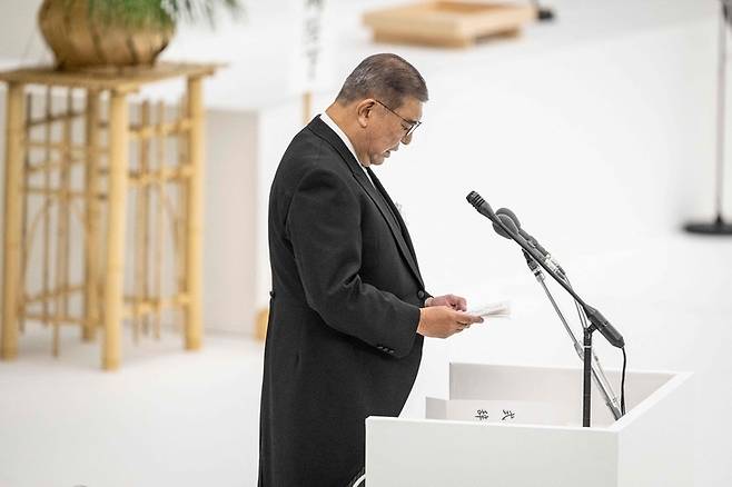 이시바 시게루 일본 총리가 15일 도쿄 일본 무도관에서 열린 제2차 세계대전 일본 항복 80주년을 기념 추모식에서 연설하고 있다. 이시바 총리는 이 자리에서 “전쟁의 참화를 결단코 되풀이하지 않겠다”며 “그 전쟁의 반성과 교훈을 이제 다시 가슴 깊이 새겨야 한다”고 말했다. 일본 총리가 패전일 전몰자 추도사에서 ‘반성’을 언급한 것은 지난 2012년 이후 13년만의 일이다. [AFP]