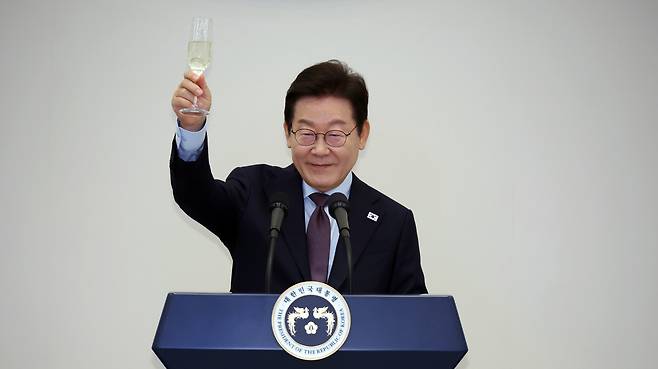이재명 대통령이 15일 청와대 영빈관에서 열린 ‘대통령의 초대, 주한외교단 만찬’에서 건배사를 하고 있다. 이날 행사에는 주한외교단을 비롯해 이 대통령 특사단 단장, 국회 외통위 위원, 관계부처 장관, 경제단체장 등이 참석했다. [연합]