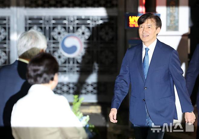 [서울=뉴시스] 배훈식 기자 = 조국 전 조국혁신당 대표가 15일 오전 서울 구로구 서울남부교도소에서 광복절 특사로 출소하고 있다. 2025.08.15. dahora83@newsis.com