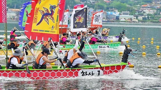 [통영=뉴시스] 신정철 기자= 경남 통영시의 대표 축제인 '제64회 통영한산대첩축제'가 14일, 시민과 관광객의 뜨거운 성원 속에 성황리에 막을 내렸다.사진은 지난 9일 죽림만에서 개최된 거북선 노젓기대회 읍면동 경기 모습.(사진=통영시 제공).2025.08.14. photo@newsis.com *재판매 및 DB 금지