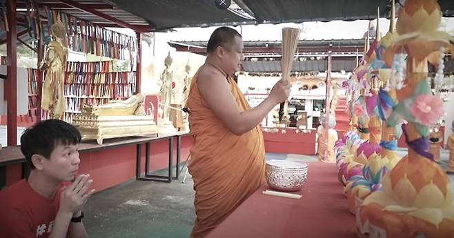 [뉴시스]태국의 유명 TV 진행자가 로또 번호를 맞히는 것으로 알려진 전설적인 '성수 그릇'을 취재했다.(사진 캡쳐=로터리 플러스 유튜브 채널).2025.08.14 *재판매 및 DB 금지