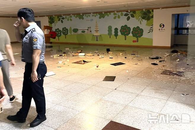 [충주=뉴시스] 이병찬 기자 = 충북 충주경찰서는 27일 충주시청 로비와 시장 부속실 집기 등을 부순 충주시 공무원 A씨를 공용물건손상 혐의로 긴급체포해 조사 중이다. 26일 오후 8시께 A씨가 파손한 진열장.(사진=독자 제공)2025.06.27.photo@newsis.com