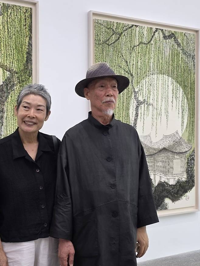 [사진=박현주 미술전문기자] 박대성 화백과 부인인 정미연 작가가 리안갤러리 대구에서 첫 개인전에 선보인 신작 초록 능수버들 작품앞에서 포즈를 취했다. 2025.08.14.hyun@newsis.com *재판매 및 DB 금지